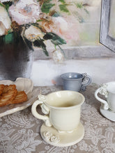 Carica l'immagine nel visualizzatore di Gallery, Tazza rose - Mad Mugs Italy