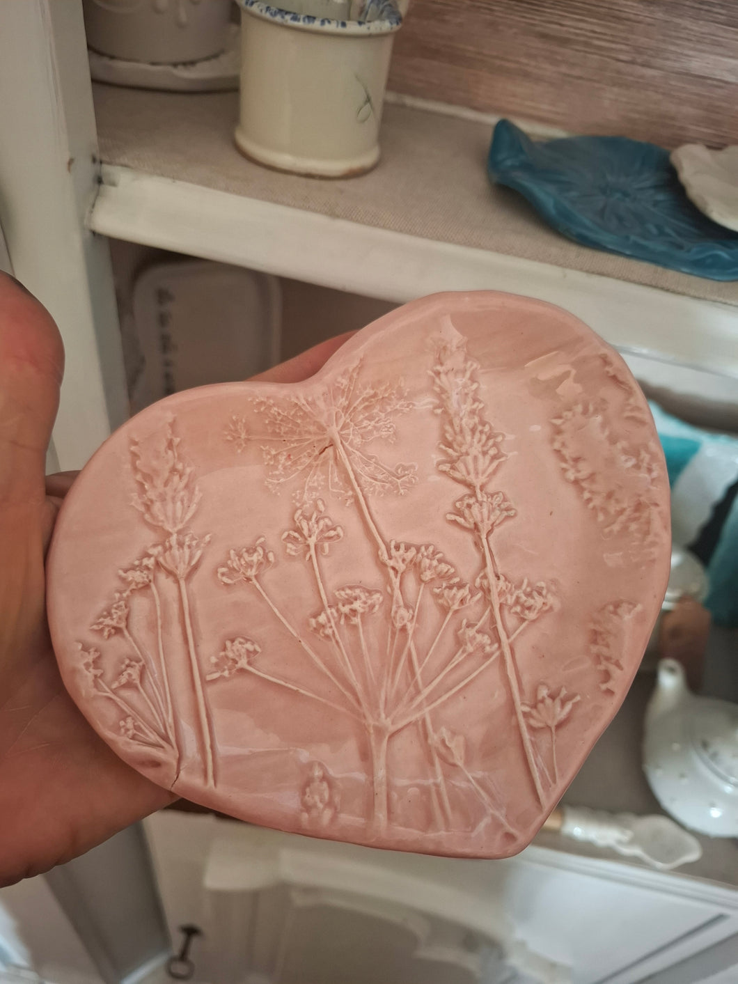 Piattino a cuore con fiori a rilievo